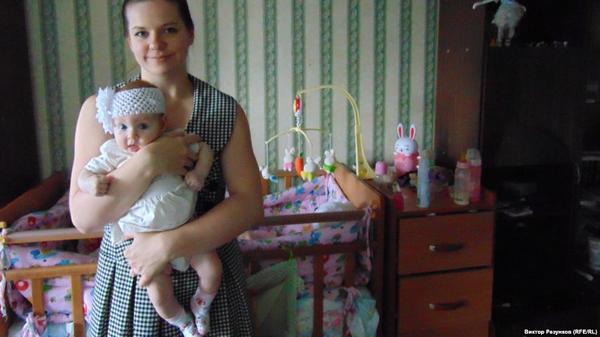 Фото:  Бывшая сотрудница ООО "Интернет-исследования" Ольга Мальцева и ее ребенок