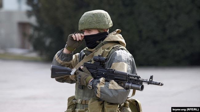 Фото:  Российский военный в Симферополе, 1 марта 2014 года
