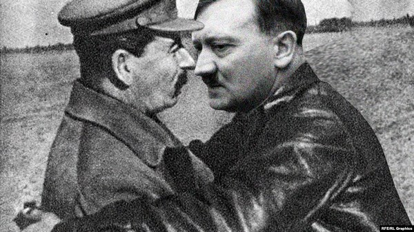 Фото:  Иосиф Сталин и Адольф Гитлер, объятия, коллаж