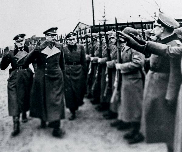 Фото:  Генерал Андрей Власов вместе с немецкими офицерами принимает парад «Русск