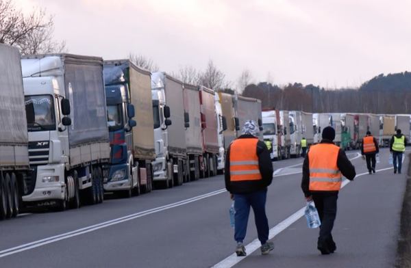 Фото:   Україна програє логістичну війну на кордонах