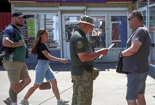 Фото: REUTERS/Gleb Garanich / У Києві збільшили кількість груп оповіщення ТЦК 