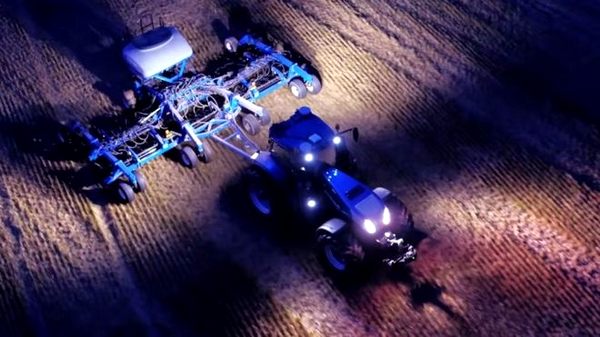 Фото:   Автоматические тракторы способны работать и ночью и днем. CNH INDUSTRIAL