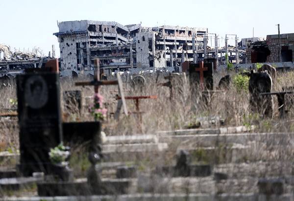 Вид на разрушенный аэропорт Донецка вблизи кладбища при Иверском монастыр