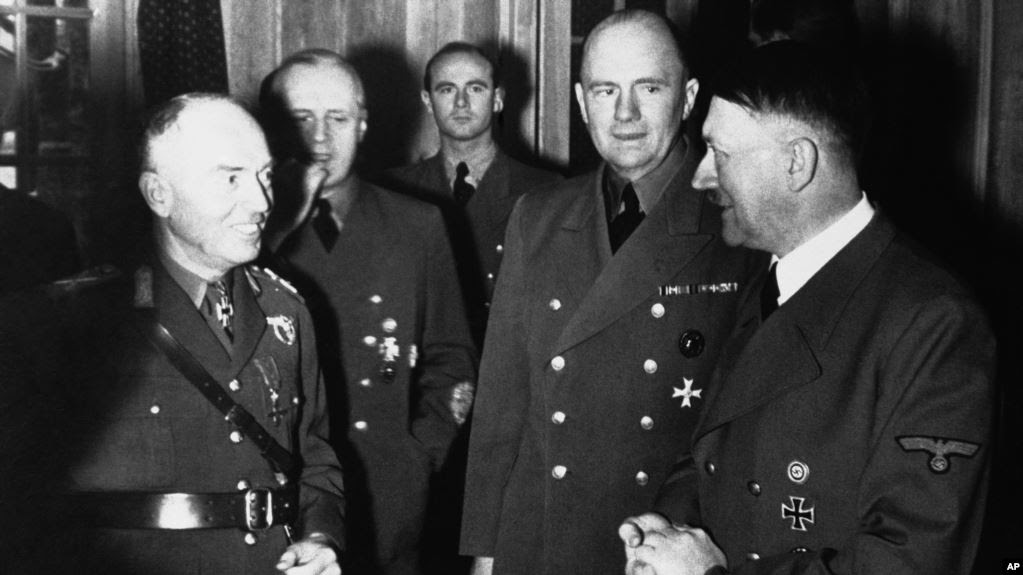 Фото:  Маршал Ион Антонеску (слева) и Адольф Гитлер на переговорах в Берлине в 1