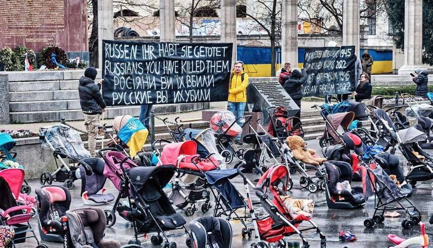  Акція у Відні “Порожні візки” в пам’ять про загиблих українських дітей Фото: le