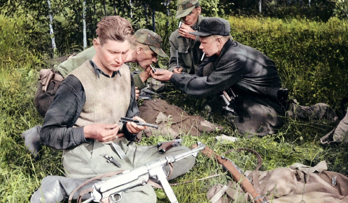 Естонські "лісові брати" в хвилину відпочинку. Ярвамаа (Естонія). 1953foto:wikip