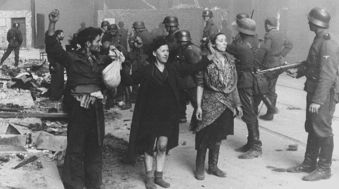 Фото:  Схоплені німцями повстанці Варшавського геттоfoto:wikipedia/public domain