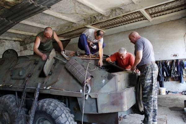 Фото:  Как пенсионеры-волонтеры ремонтирует боевые машины