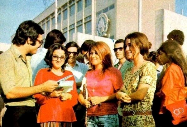 Фото:  Учащаяся иранская молодёжь​, середина 1970-х годов. Фото News Dog Media