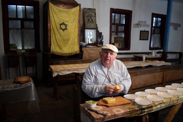 Фото:  Ефим Вигоднер, один из последних евреев города - он носит ключи от синаго