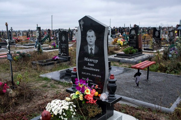 Фото:  Надгробие Ивана Мамчура, украинского тюремного охранника и военного ветер