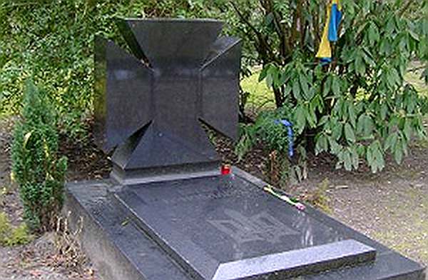 Фото:  могила основателя ОУН Евгения Коновальца в Роттердаме