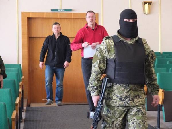 Фото:  представители ОБСЕ в Славянске в плену у террористов