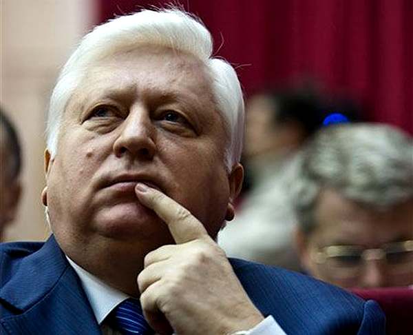 Фото:  «семейная» молодежь «отжимает» от власти Азарова и Пшонку