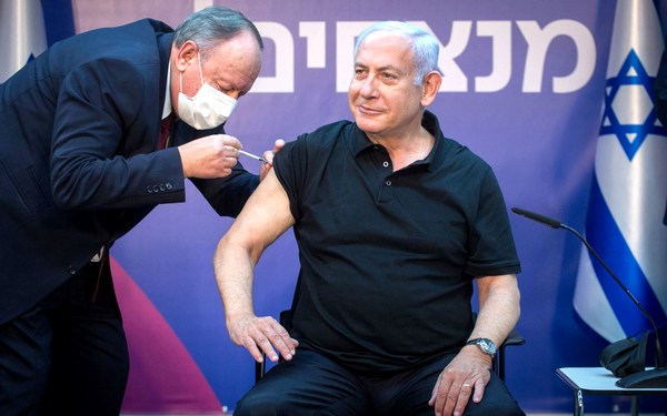 Премьер Нетаньяху делает второй укол вакцины. Фото: EPA