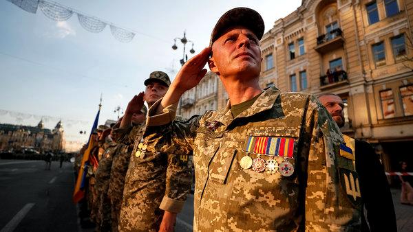 Фото:  Во время военного парада в Киеве. Фото: Глеб Гаранич / Reuters