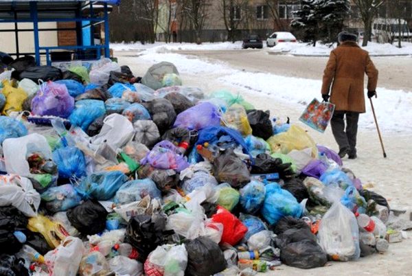  Мусор возле жилого дома во Львове. Фото: УНИАН