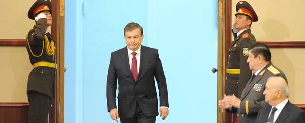   Президент Узбекистана Шавкат Мирзиеев (в центре). Фото: Imago/ТАСС