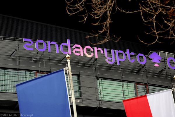 Фото:  Zondacrypto на будівлі PKOL (Фото: Kuba Atys / Agencja Wyborcza.pl)