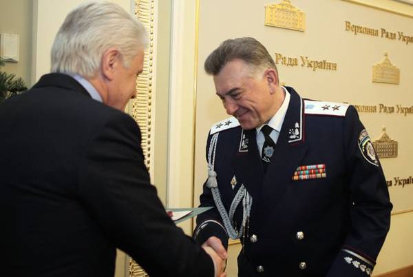 Фото:  Литвин вручает награду Зарубенко в честь 20-летия милиции