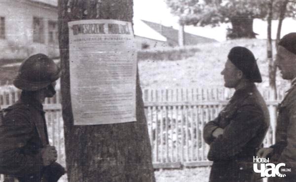 Фото:  Солдаты у плаката о мобилизации. Август 1939 года