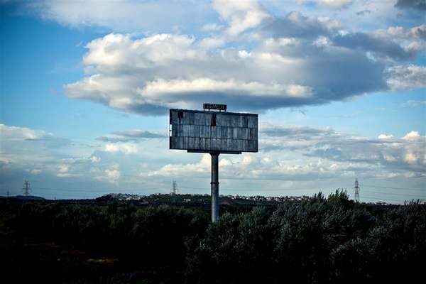 Пустой рекламный щит вдоль главной дороги, которая окружает город Афины, 3 апрел