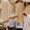 Во время службы на Рождество Папа Римский Франциск призвал верующих мира проявлять больше нежности и милосердия  / REUTERS