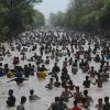 Пакистанцы охлаждают себя в воде канала в Лахоре. Страна терпит жару свыше 43 градусов по Цельсию Фото: AFP
