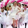 Забег невест 2012 в свадебных платьях на одной из улиц Лейдена (Нидерланды).Победительница выигрывает медовый месяц в Турции.AFP
