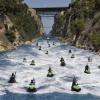 Гонки на водных мотоциклах, участники преодолевают Коринфский канал, между Пелопоннесом с материковой Грецией Фото: AFP