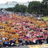 13.07. Забастовщики на заводе Hyundai Motor, Южная Корея, требуют повышения зарплаты.Фото: AP