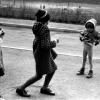 «Игры в «резинку», двор на улице в Тольятти, 9 мая 1985 года.