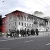 Бойцы Красной армии проходят мимо сожженного здания университета