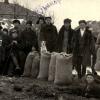 Фото представителя РПК Величко с удаленным зерном в селе Ново-Красное Арбузинского района Одесской области. Ноябрь 1932