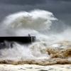 Фотограф Veselin Malinov, путешествуя по Португалии, застал сильный шторм, который никак не помешал планам местных рыбаков.