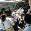 В Японии женщина  провалилась по пояс в щель между составом и платформой, пассажиры оттолкнули вагон и женщину удалось спасти