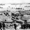 Американские солдаты, высадившиеся на пляже Омаха, продвигаются вглубь континента, 6 июня 1944 года