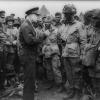 Эйзенхауэр напутствует солдат роты «E» 502-го полка 101-й воздушно-десантной дивизии. Вечер 5 июня 1944 года