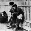 Голодні люди стоять під парканом. Місце і дата зйомки: УССР, 1932-1933 рр