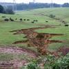 Трещины в земле были вызваны землетрясением
