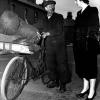 На этом фото Маргарет Тэтчер общается с трубочистом в Дартфорде во время предвыборной кампании   в 1951 году