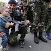 Террористы в Славянске балуют детей оружием