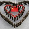 Новобранцы формируют сердечный паттерн, чтобы отпраздновать предстоящий китайский лунный Новый год