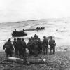 Солдаты, которые высадились на северном побережье Франции во время Дня Д пытаются помочь товарищам с потонувших кораблей 12 июня