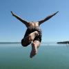 19.08. охладиться, юноша прыгает в озеро Ammersee на юге Германии, рекордная жара по всей Германии. Фото: AFP