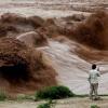 30.07. ливневые паводки вывели из берегов реку Тави  на окраине индийского штата Джамму и Кашмир.Фото: AP