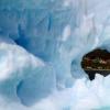 Город Нарсак (Гренландия) сфотографированный через дыру в айсберге