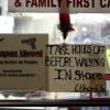 4 января 2012 - Филадельфия, таблички на двери продуктового магазина, возле которого застрелили женщину