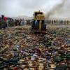 26.06. уничтожение алкоголя в Пакистане. Фото:  AFP
